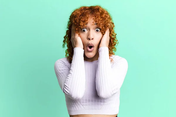 Redhair Pretty Woman Looking Unpleasantly Shocked Scared Worried Mouth Wide — 图库照片