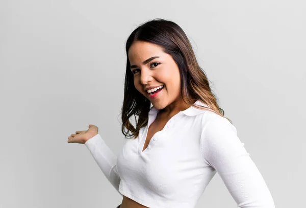 Hispanic Mooie Vrouw Voelt Zich Gelukkig Vrolijk Glimlachen Verwelkomen Nodigen — Stockfoto