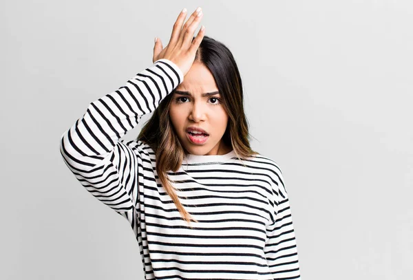 Hispanic Pretty Woman Raising Palm Forehead Thinking Oops Making Stupid — Stockfoto