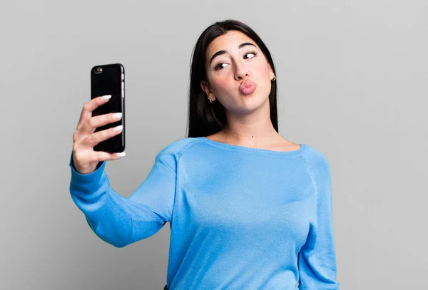 Mooie Vrouw Met Behulp Van Een Smartphone — Stockfoto