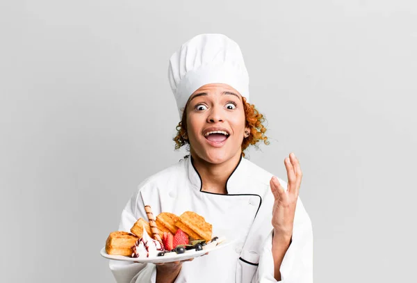 Cheveux Roux Jolie Chef Femme Cuisine Gaufres — Photo