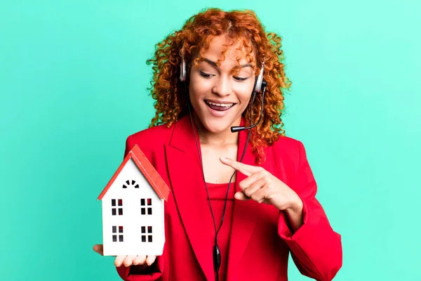 Rote Haare Hübsche Frau Echte Staatliche Agentin Mit Einem Hausmodell — Stockfoto