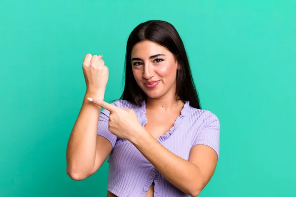 Impaciente Enojado Apuntando Reloj Pidiendo Puntualidad Quiere Llegar Tiempo — Foto de Stock