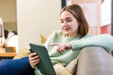 Tablet dokunmatik ekranlı güzel bir kadın. ev iç tasarımı