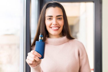 Elinde vampir olan genç ve güzel bir kadın. ev iç tasarımı