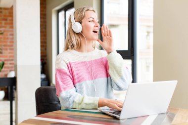 Evde dizüstü bilgisayarla çalışan güzel bir genç bayan. ev iç tasarımı