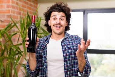 Genç yakışıklı adam yeni evini kutluyor.