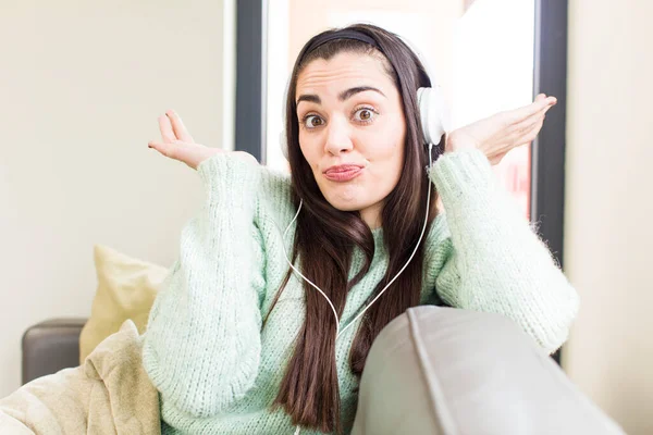 Bonita Mujer Joven Escuchar Música Con Auriculares Casa Diseño Interiores — Foto de Stock
