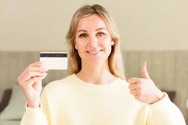 Uma Jovem Bonita Com Cartão Crédito Conceito Dinheiro Casa Design — Fotografia de Stock