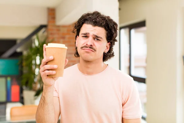 Jovem Bonito Homem Segurando Uma Bebida Café Quente Casa Interior — Fotografia de Stock