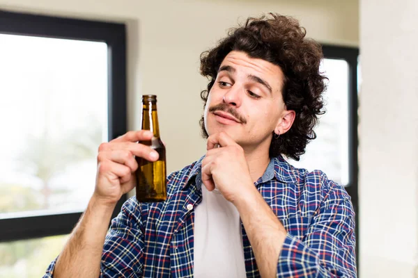 Νεαρός Όμορφος Άνδρας Μια Μπύρα Στο Σπίτι Στο Εσωτερικό — Φωτογραφία Αρχείου