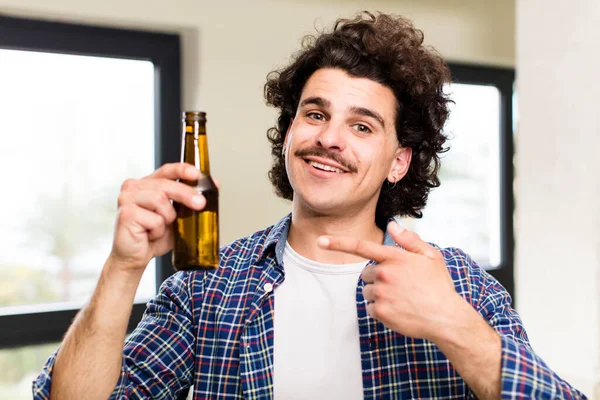 Jeune Homme Beau Avec Une Bière Maison Intérieur Maison — Photo