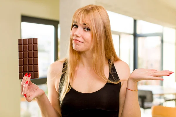 家の中にチョコレートバーがある若い女性が — ストック写真