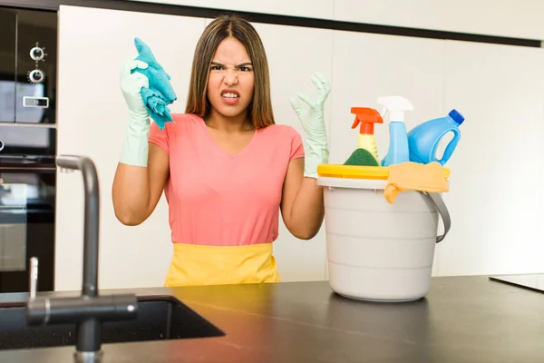 Pretty Latin Woman Housekeeper Clean Products — Zdjęcie stockowe