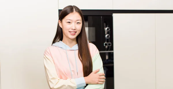 Yeni Mutfağında Asyalı Güzel Bir Kadın — Stok fotoğraf