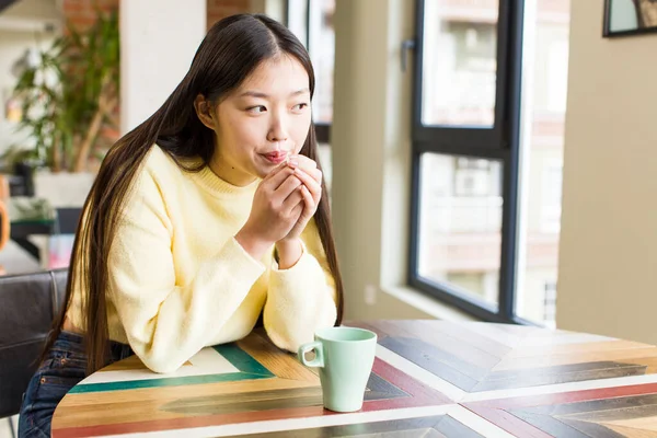 Aziatische Mooi Vrouw Met Een Koffie Kopje Koele Huis — Stockfoto