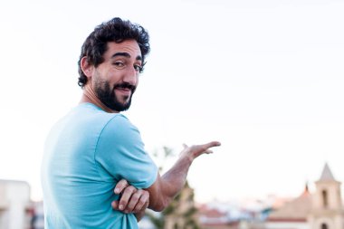 Genç sakallı adam bakıyor ve yanında da fotokopi odası var. Açık hava kavramı