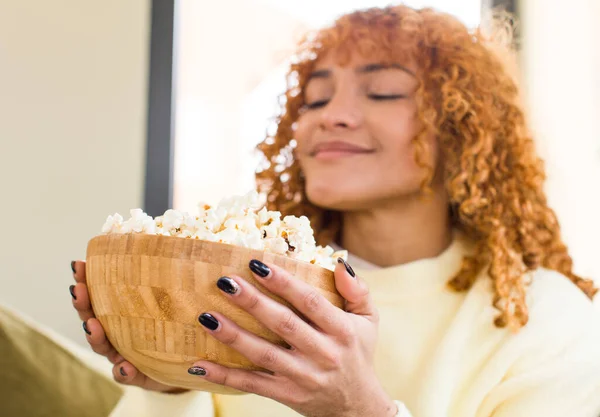 Young Red Hair Latin Pretty Woman Eating Popcorns Couch Watching —  Fotos de Stock