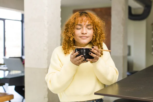 Young Red Hair Latin Pretty Woman Eating Ramen Noodle Bowl — Stock fotografie