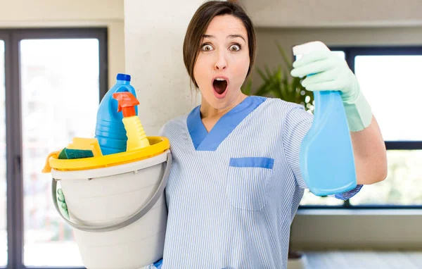 Junge Erwachsene Hübsche Haushälterin Frau Mit Sauberen Produkten Haus Interieur — Stockfoto