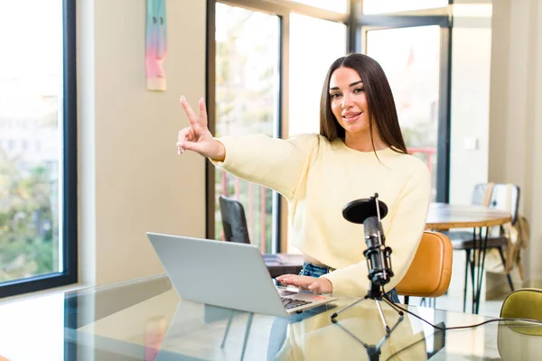 Young Pretty Influencer Woman Telecommuting Home — Stockfoto