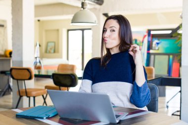 Genç ve güzel bir kadın kibirli, başarılı, pozitif ve gururlu görünüyor. Evden işe dolaşma kavramı