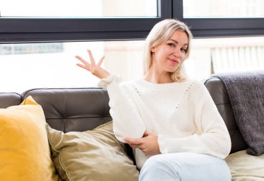 Genç ve güzel bir kadın gururla ve kendinden emin bir şekilde gülümsüyor, mutlu ve tatmin olmuş hissediyor ve fotokopi odasında bir konsept gösteriyor.