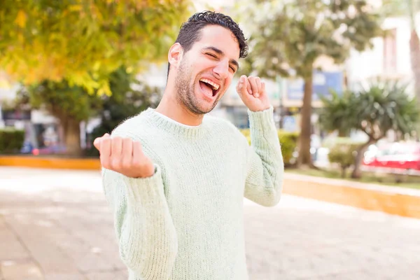 Νεαρός Ισπανός Χαμογελαστός Ξέγνοιαστος Χαλαρός Και Χαρούμενος Χορεύει Και Ακούει — Φωτογραφία Αρχείου