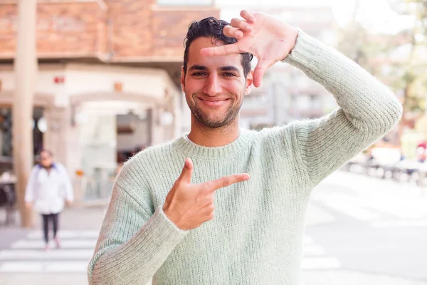 Genç Spanyol Adam Mutlu Arkadaş Canlısı Pozitif Hissediyor Gülümsüyor Elleriyle — Stok fotoğraf