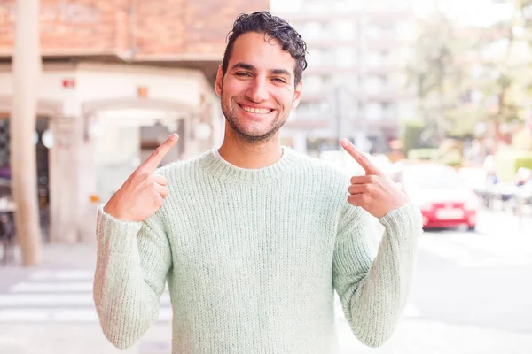 Junger Hispanischer Mann Lächelt Selbstbewusst Und Zeigt Auf Sein Eigenes — Stockfoto
