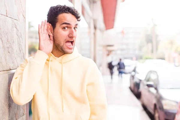 Ung Latinamerikan Man Ser Glad Lyssnar Försöker Höra Ett Hemligt — Stockfoto