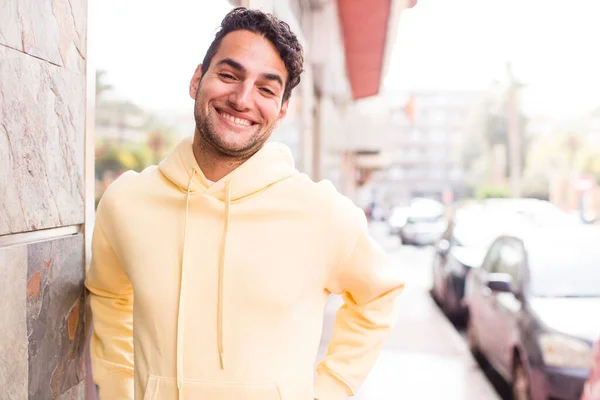 Jonge Spaanse Man Glimlacht Gelukkig Met Een Handen Heup Zelfverzekerd — Stockfoto