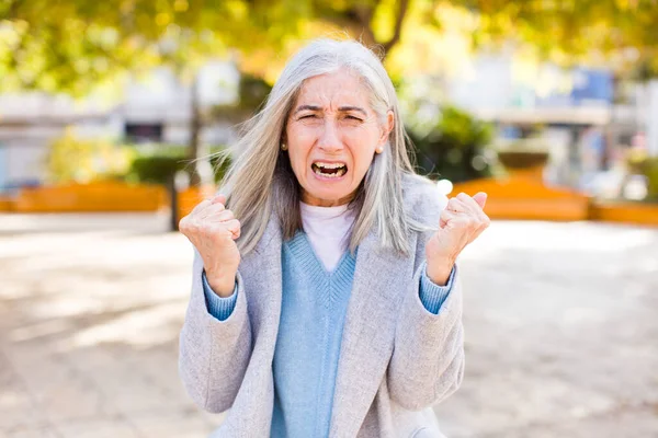 Sênior Aposentado Mulher Cabelo Muito Branco Gritando Agressivamente Com Irritado — Fotografia de Stock