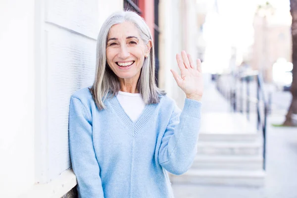 Пожилая Женщина Белыми Волосами Счастливо Весело Улыбающаяся Машущая Рукой Приветствуя — стоковое фото