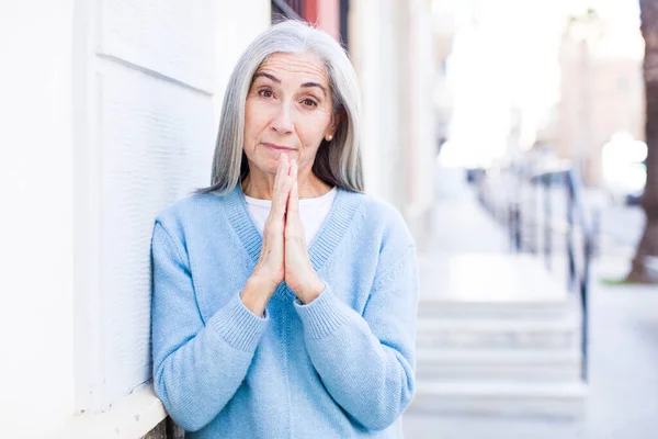 Sénior Aposentado Mulher Cabelo Muito Branco Sentindo Preocupado Esperançoso Religioso — Fotografia de Stock