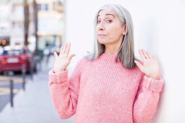 Jubilado Bastante Mujer Pelo Blanco Buscando Nervioso Ansioso Preocupado Diciendo — Foto de Stock