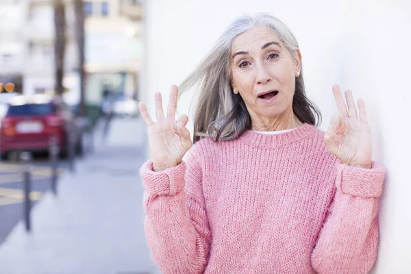 Senior Pensionerad Vacker Vit Hår Kvinna Känner Chockad Förvånad Och — Stockfoto