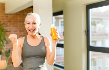 Güzel, yaşlı bir kadın sinirli, sinirli ve sinirli görünüyor. fitness konsepti