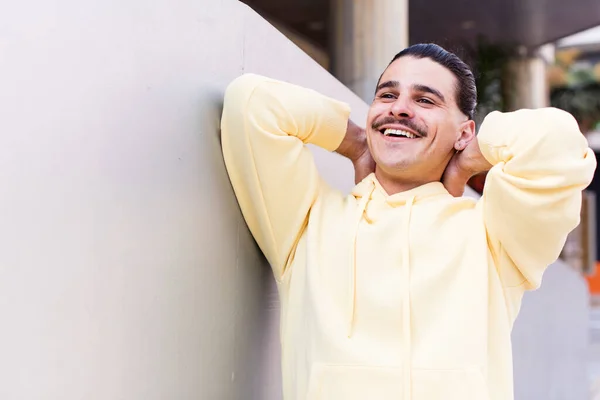 Joven Fresco Hombre Sonriendo Sintiéndose Relajado Satisfecho Despreocupado Riendo Positivamente —  Fotos de Stock