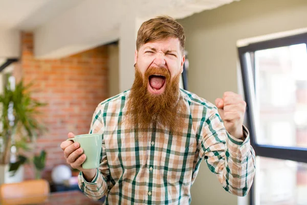 Zrzavé Vlasy Muž Zrzavé Vlasy Muž Vypadá Rozzlobený Otrávený Frustrovaný — Stock fotografie
