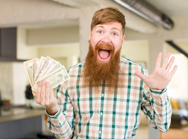 Hombre Pelirrojo Sintiéndose Feliz Asombrado Por Algo Increíble Con Billetes — Foto de Stock