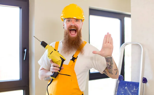 赤い髪の男が幸せと驚きを感じる何か信じられないほどの修理家 便利屋のコンセプト — ストック写真