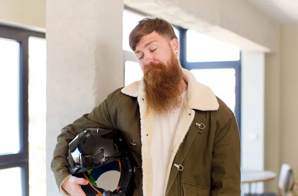 红头发的男人笑着 带着摩托车头盔 脸上带着快乐而自信的表情 — 图库照片