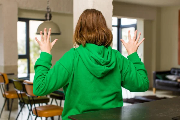 Kafkas Bir Kadın Elleri Havada Öfkeli Sinirli Stresli Üzgün Hissediyor — Stok fotoğraf