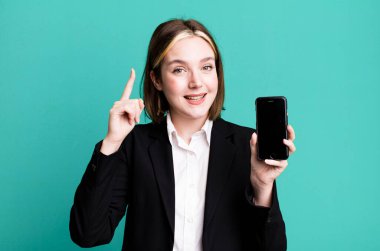 Genç ve güzel iş kadını akıllı telefonunu kullanıyor.