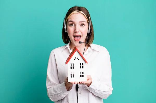 Young Pretty Agent Woman House Model Real State Concept — Stockfoto