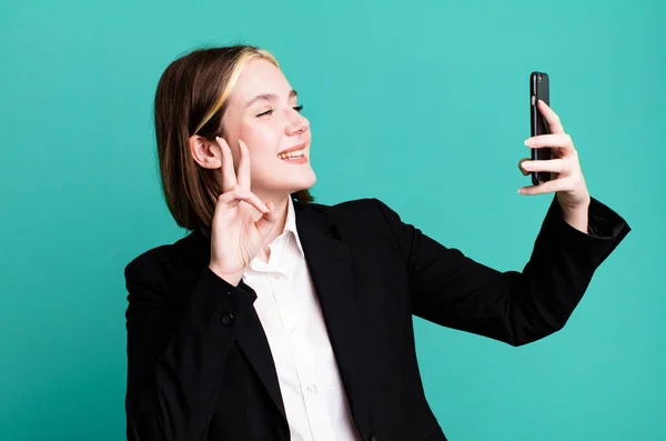 Młoda Ładna Businesswoman Pomocą Smartfona — Zdjęcie stockowe