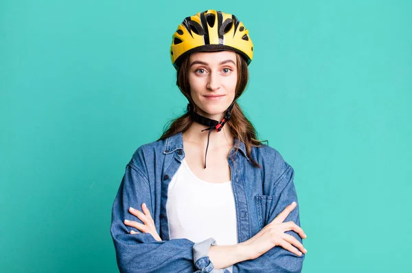Ung Vacker Kvinna Med Cykelhjälm — Stockfoto