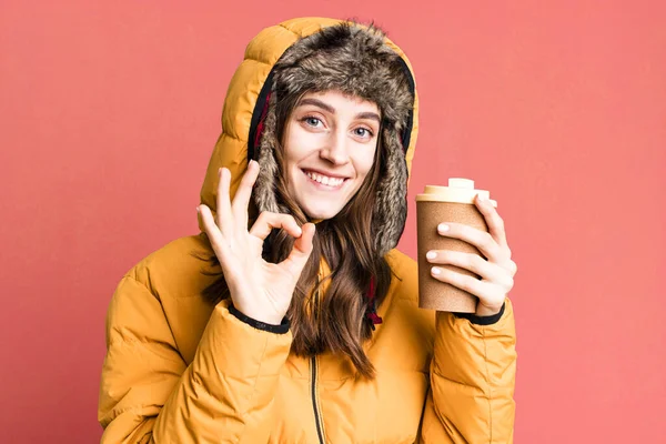 Молода Красива Жінка Зимовим Одягом Гарячою Кавою Холодна Зимова Концепція — стокове фото