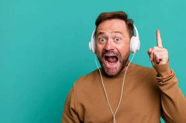 Middle Age Man Feeling Happy Excited Genius Realizing Idea Listening — Stock Photo, Image